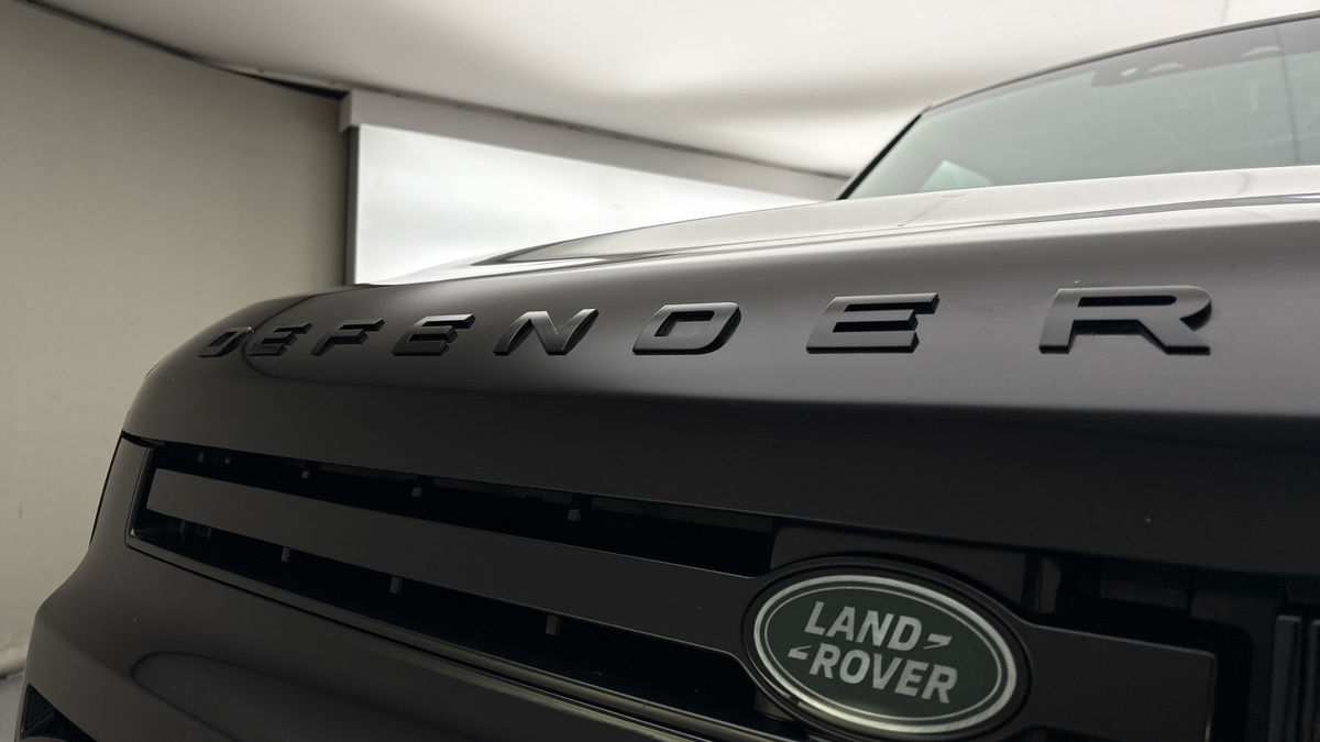 Land Rover Defender 110 Image 24