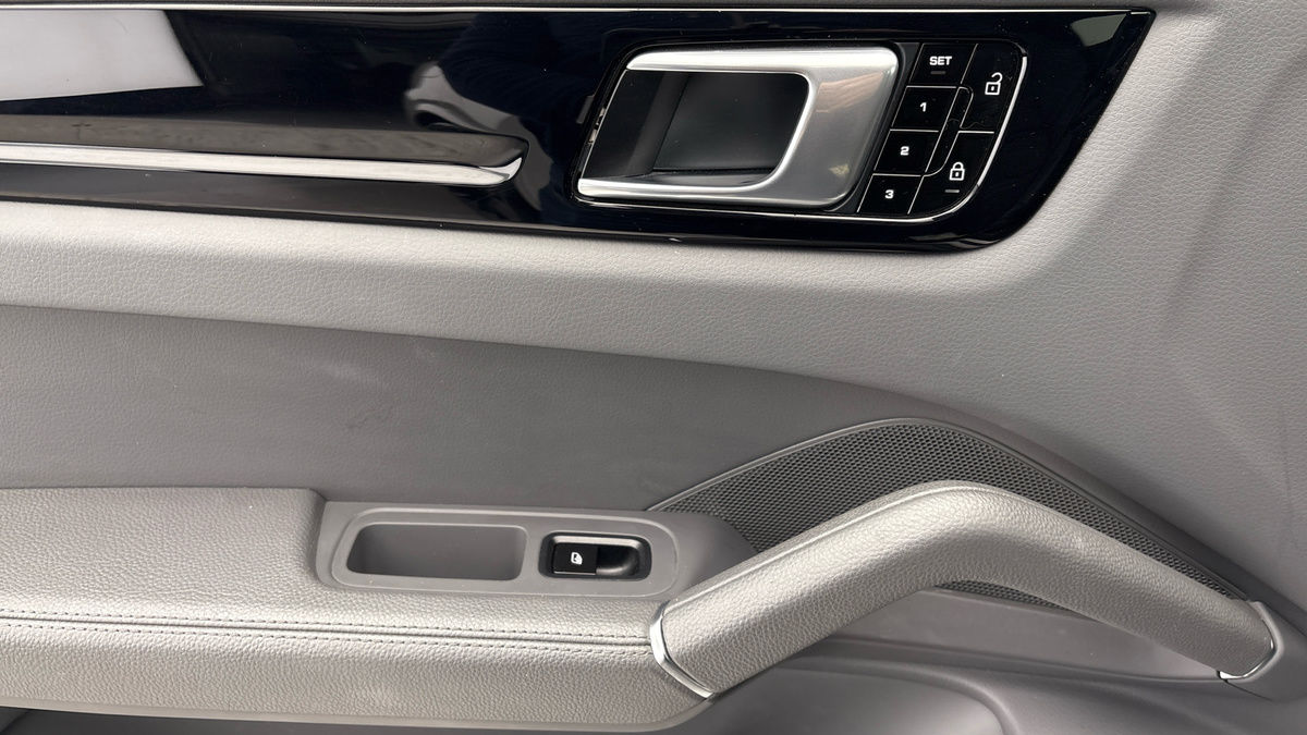 Porsche Cayenne Image 19