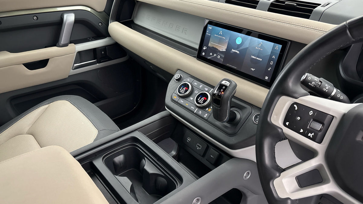 Land Rover Defender 110 Image 18