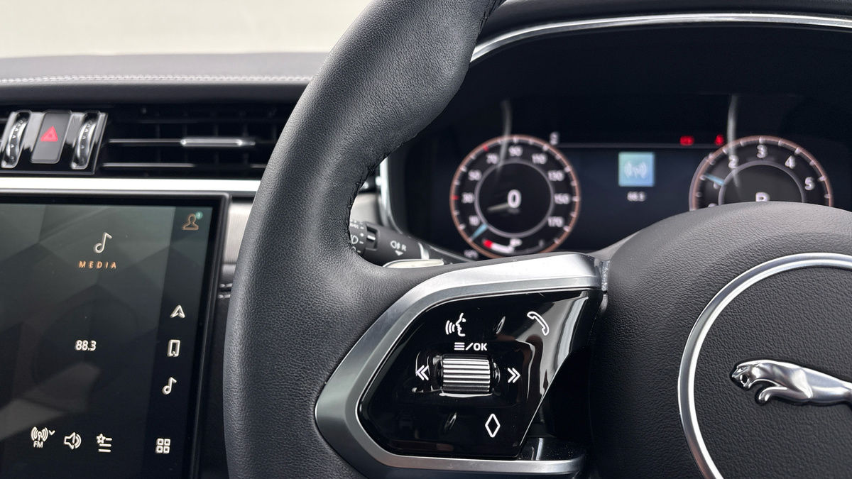 Jaguar F-PACE Image 13