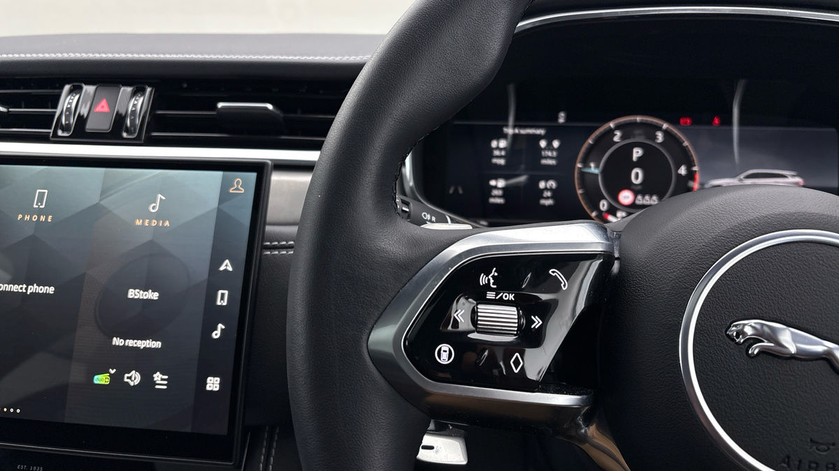 Jaguar F-PACE Image 13