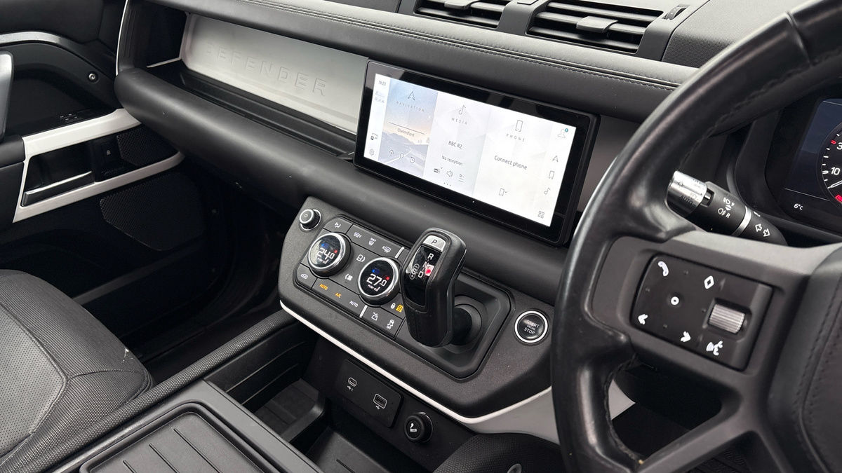 Land Rover Defender 90 Image 18