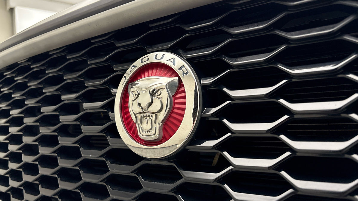 Jaguar E-PACE Image 24