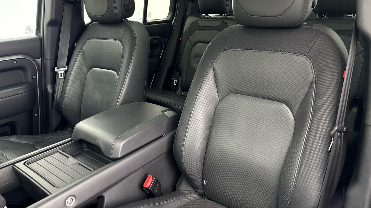 Land Rover Defender 110 Image 7