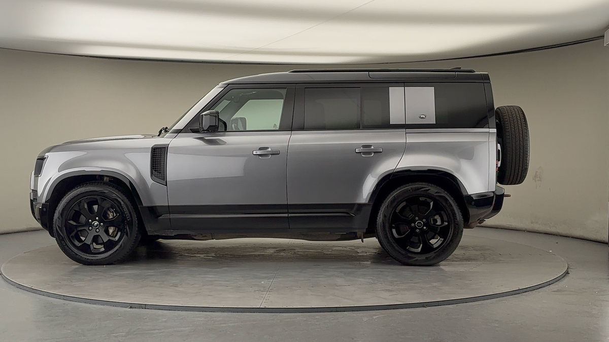 Land Rover Defender 110 Image 15