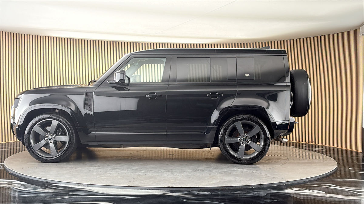 Land Rover Defender 110 Image 15