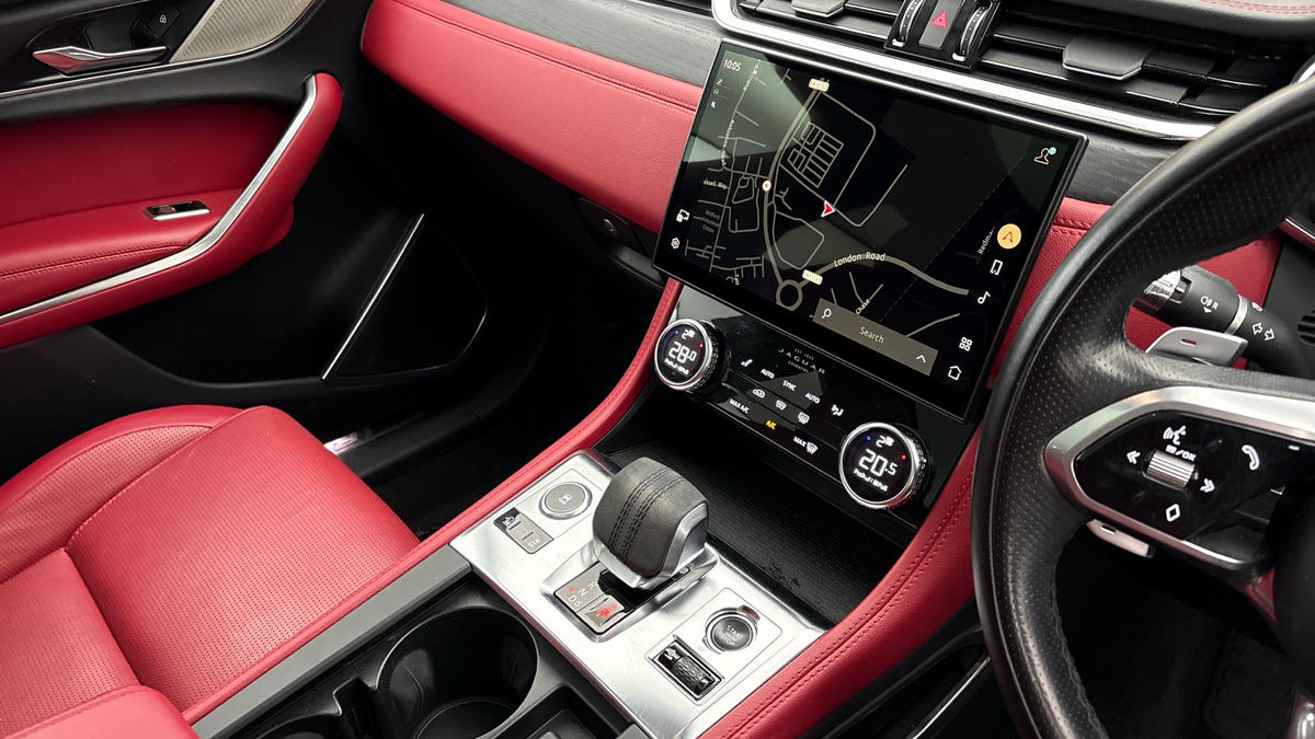 Jaguar F-PACE Image 18