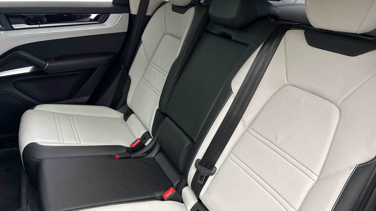 Porsche Cayenne Image 8