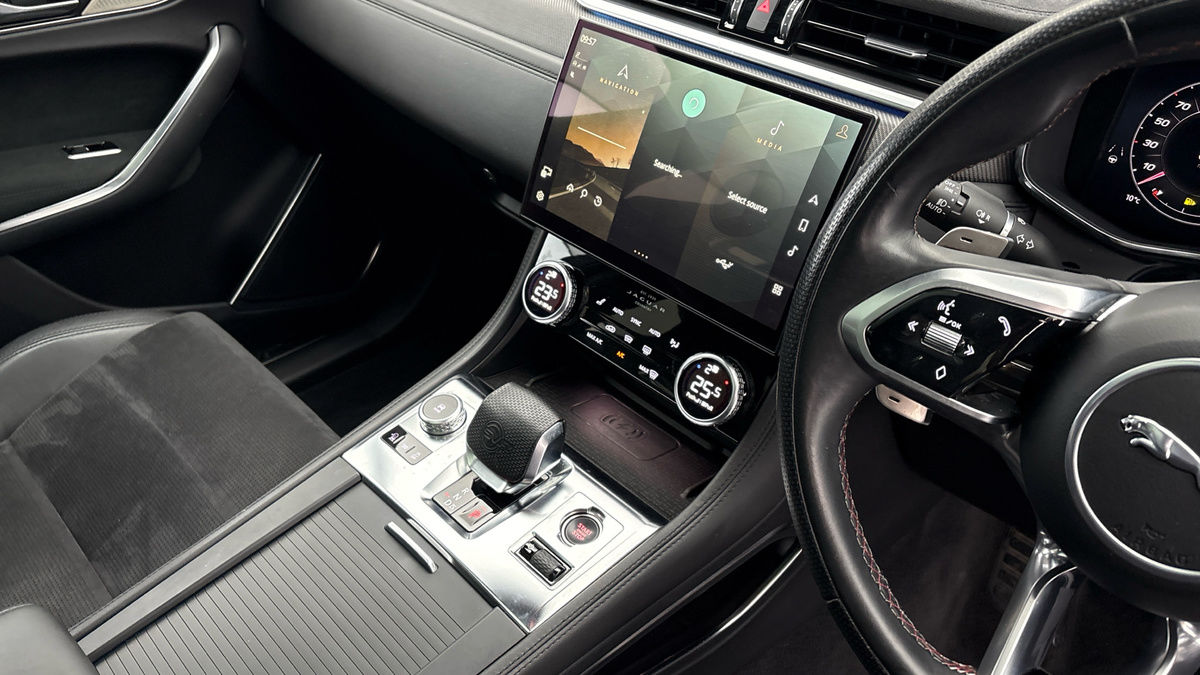 Jaguar F-PACE Image 18