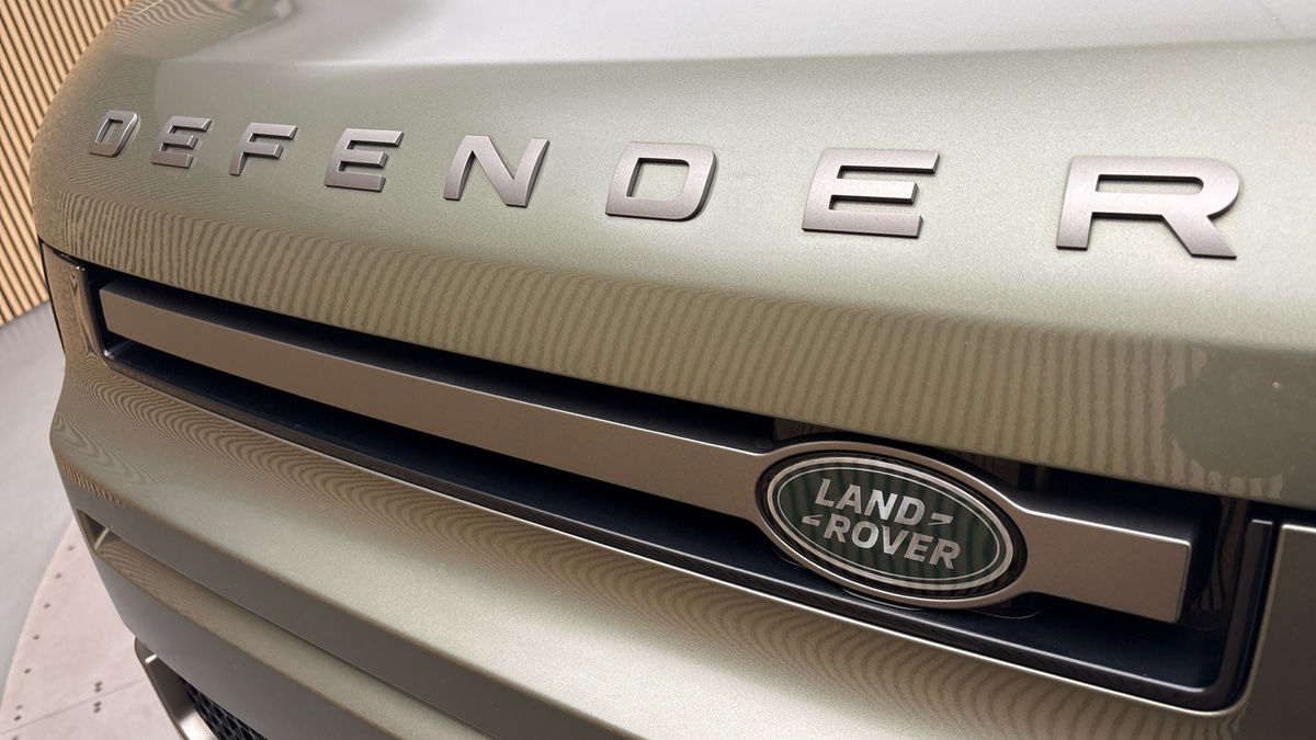 Land Rover Defender 110 Image 24