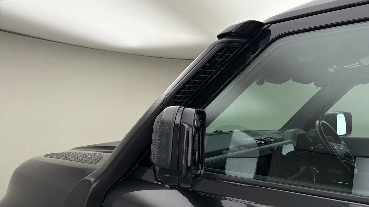 Land Rover Defender 130 Image 26
