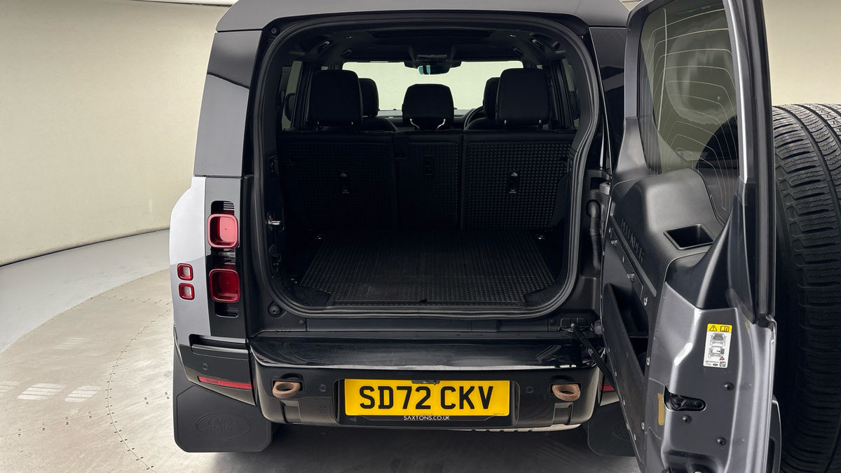 Land Rover Defender 110 Image 11