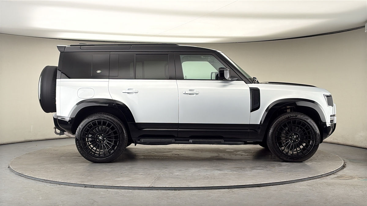 Land Rover Defender 110 Image 16