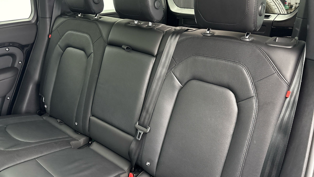 Land Rover Defender 110 Image 8