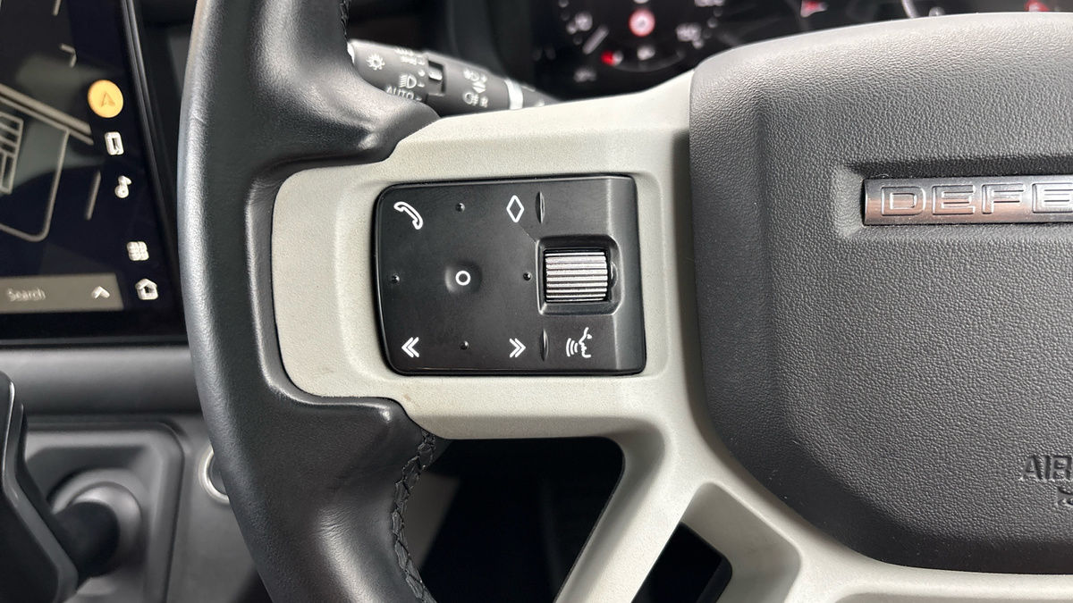 Land Rover Defender 110 Image 13