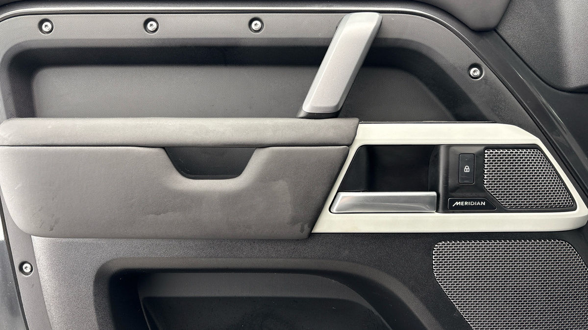 Land Rover Defender 110 Urban Image 19