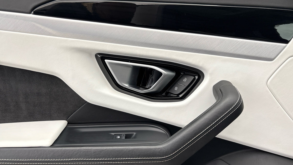 Lamborghini Urus Image 19