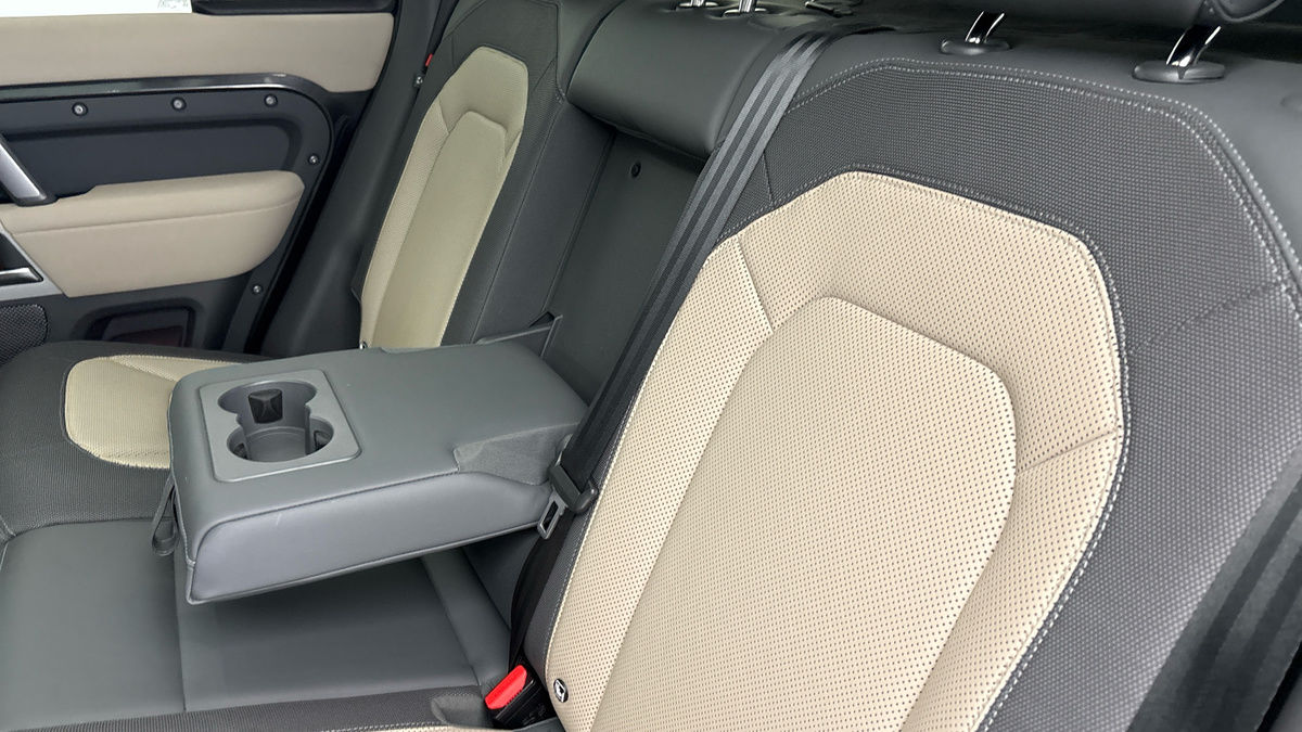 Land Rover Defender 110 Image 9