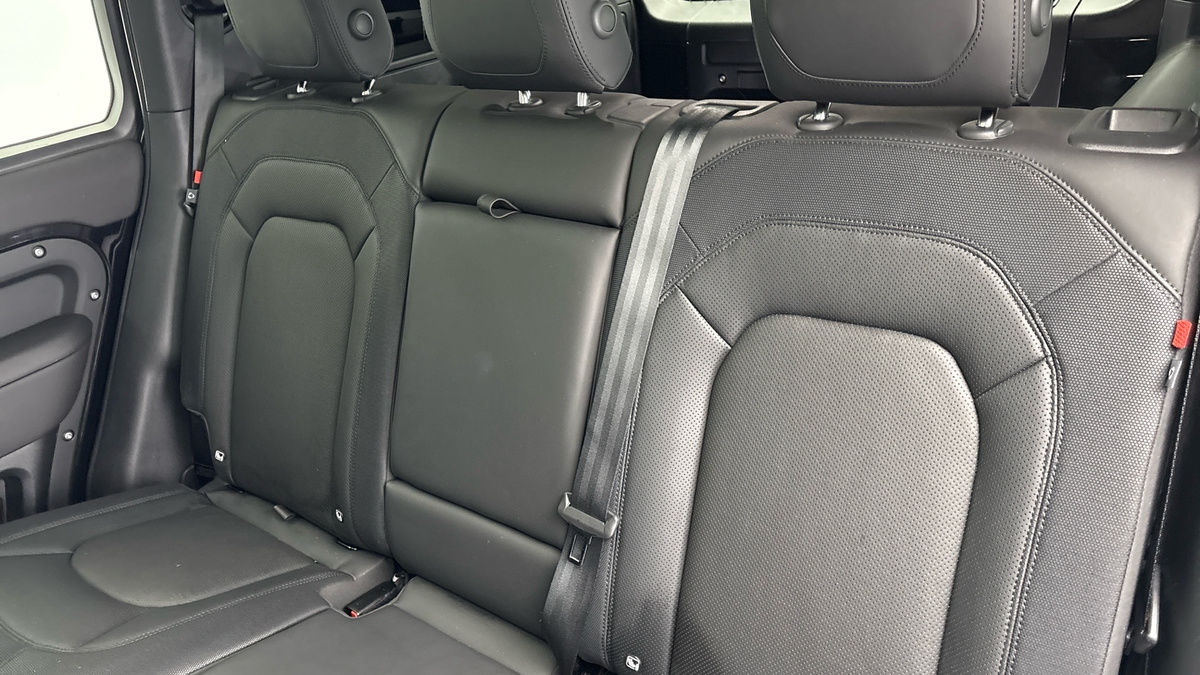 Land Rover Defender 110 Image 8