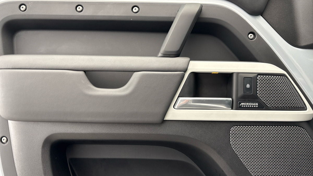 Land Rover Defender 110 Image 19