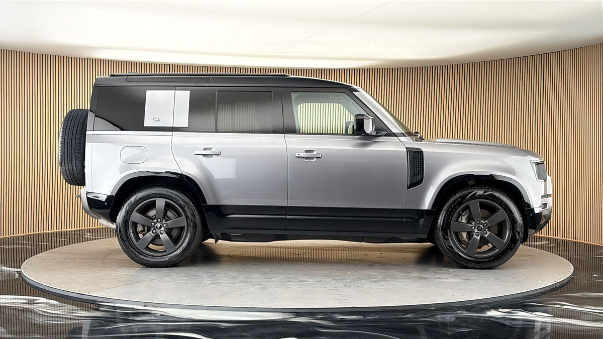 Land Rover Defender 110 Image 16