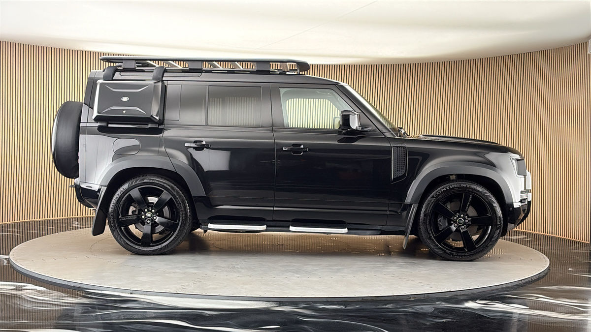 Land Rover Defender 110 Image 16
