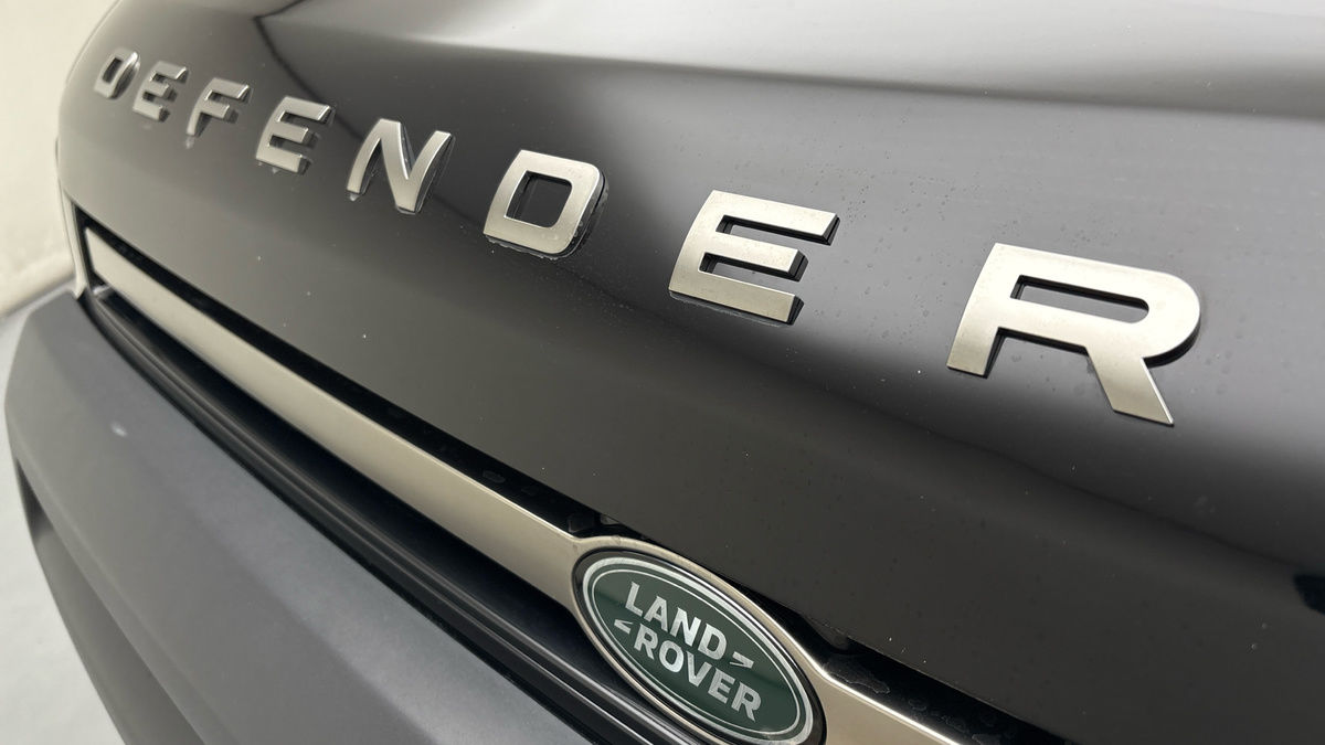 Land Rover Defender 110 Image 24