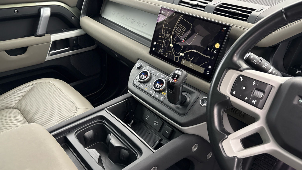 Land Rover Defender 110 Image 18