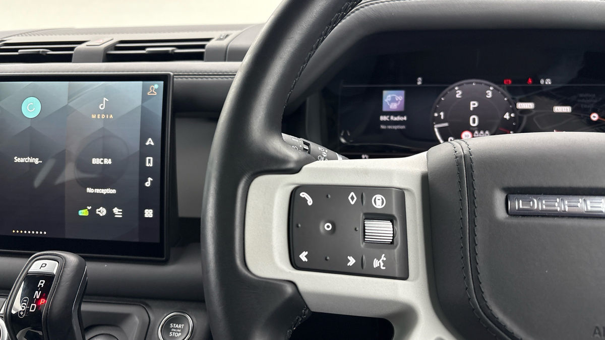 Land Rover Defender 110 Image 13