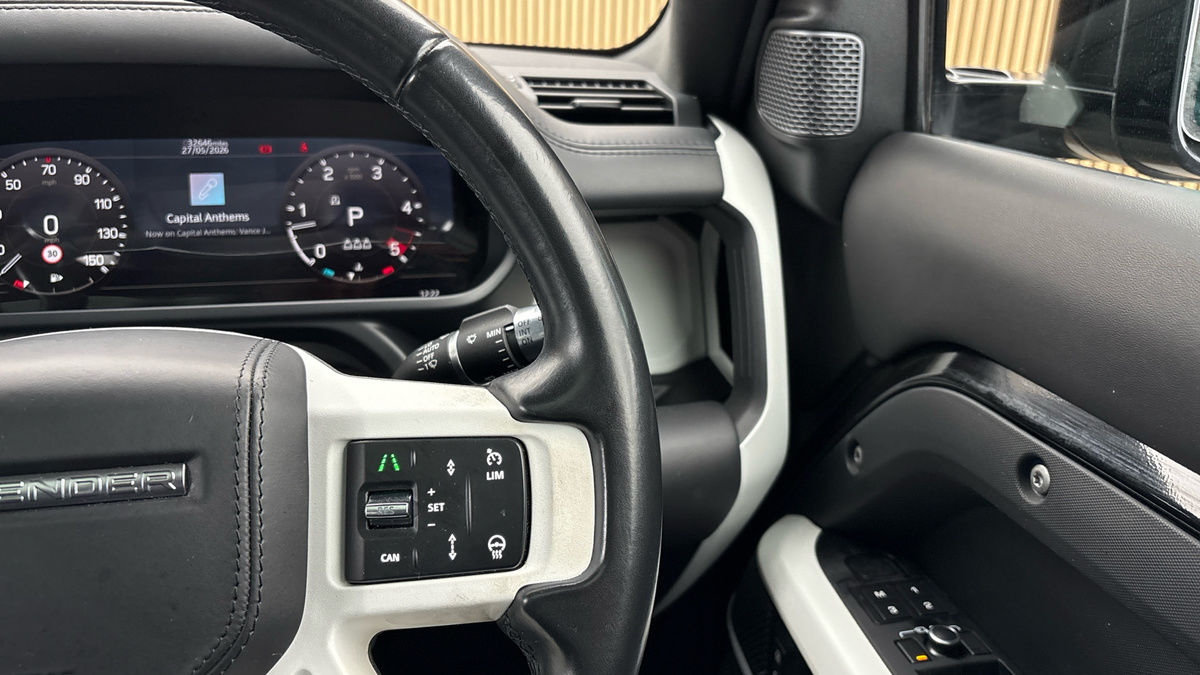 Land Rover Defender 110 Image 14