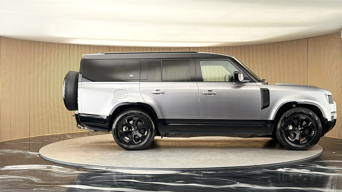 Land Rover Defender 130 Image 16
