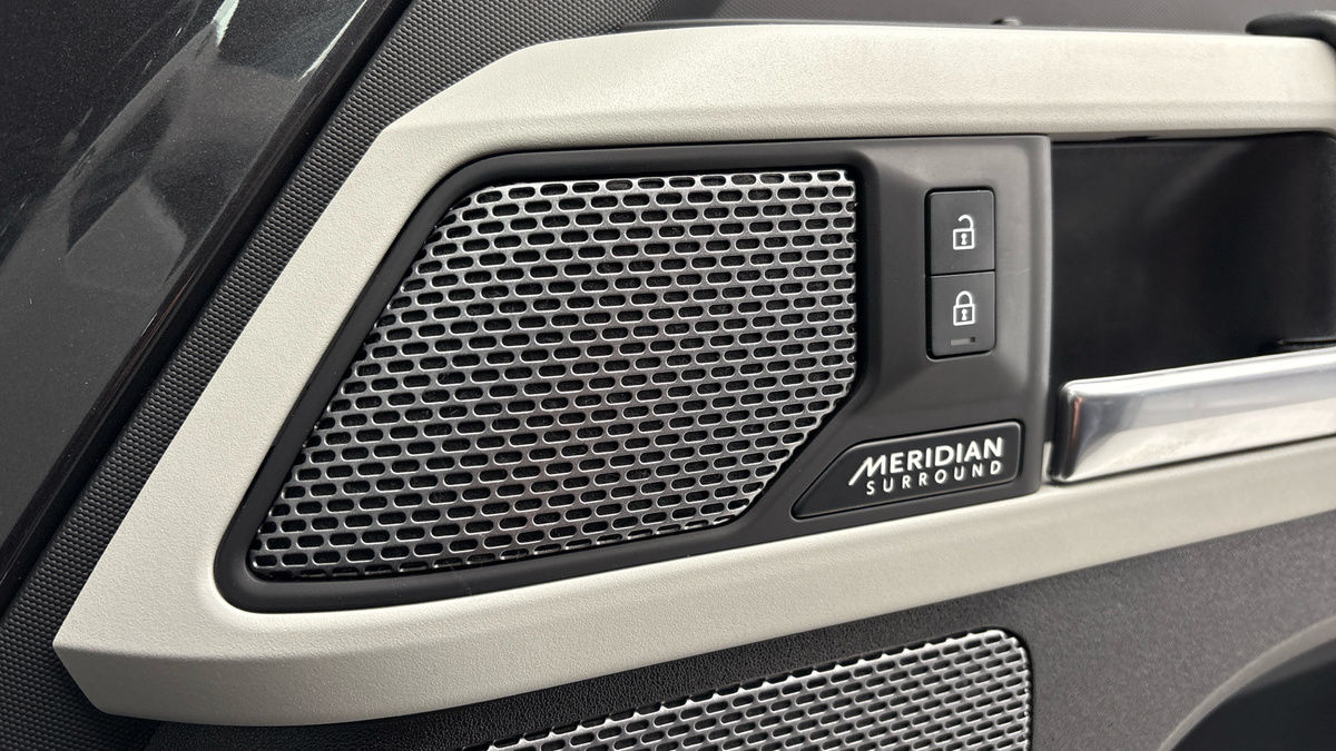 Land Rover Defender 110 Image 25