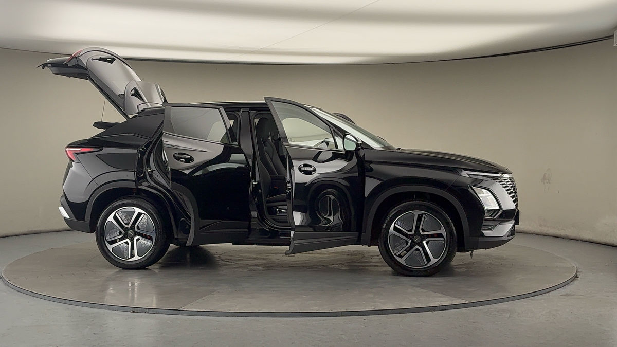 More views of Omoda 5