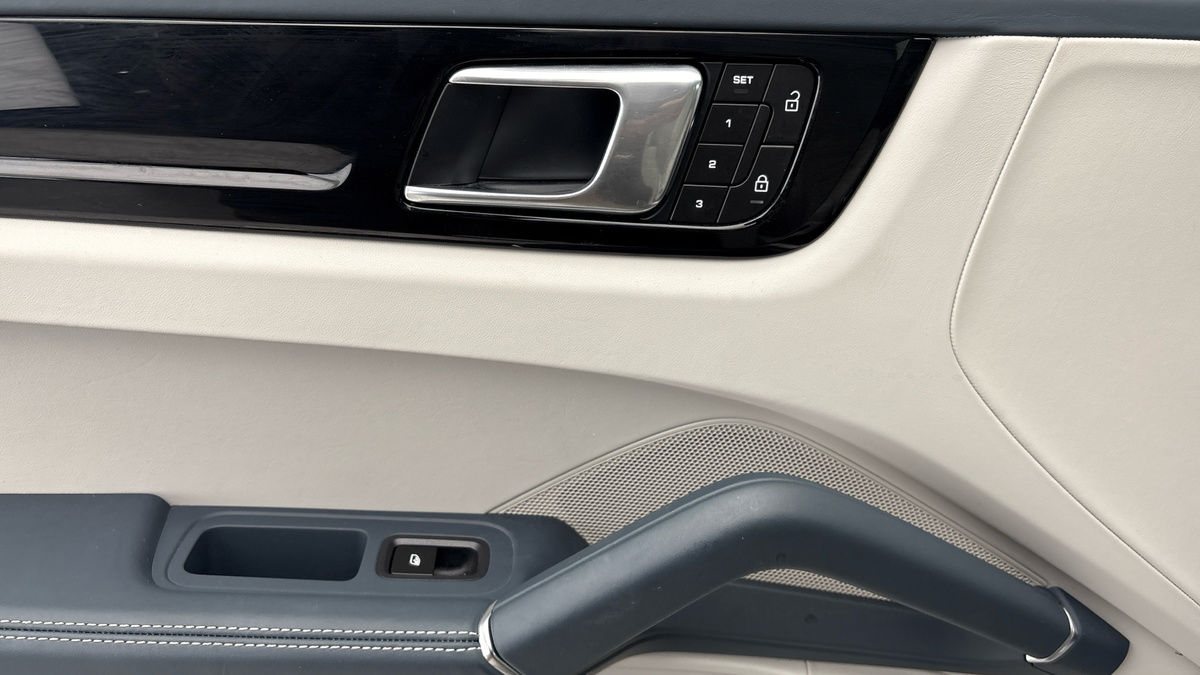 Porsche Cayenne Image 19