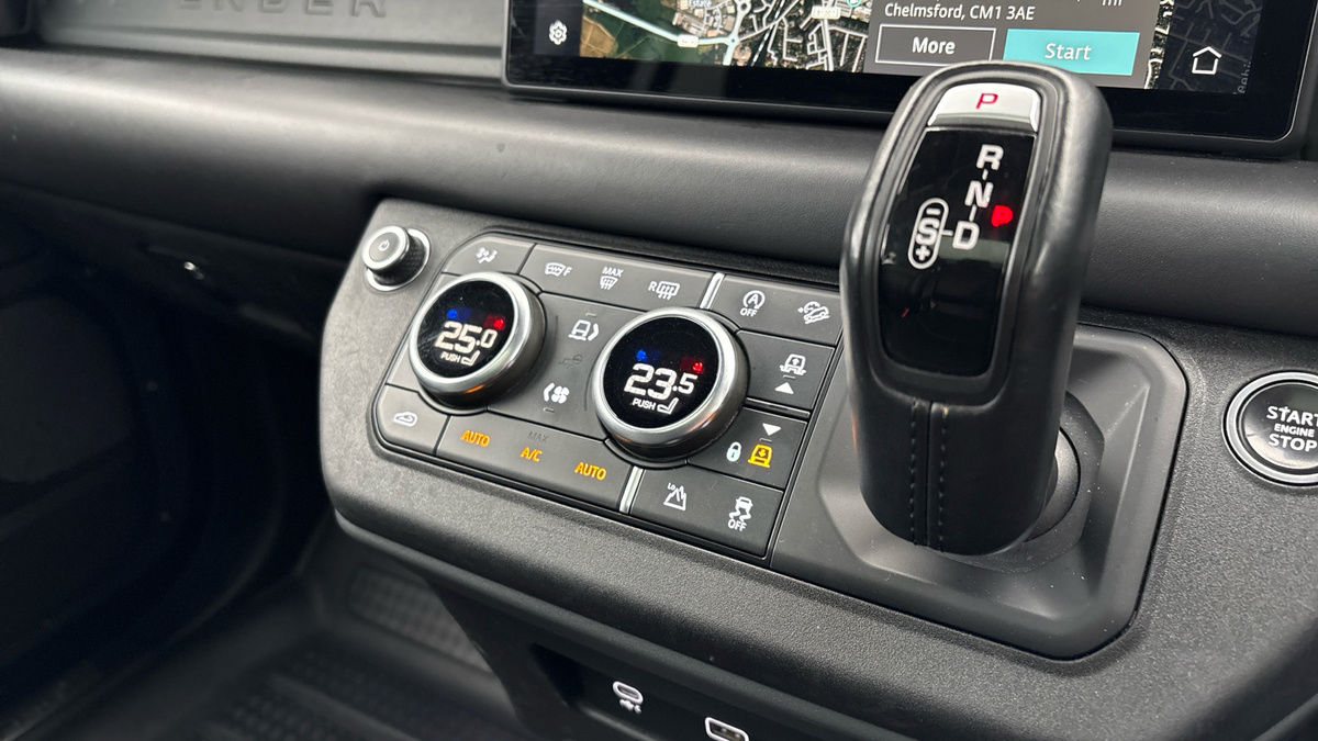 Land Rover Defender 110 Image 18