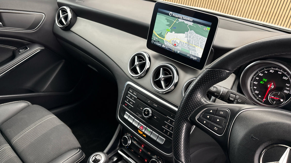 Mercedes-Benz GLA Image 18