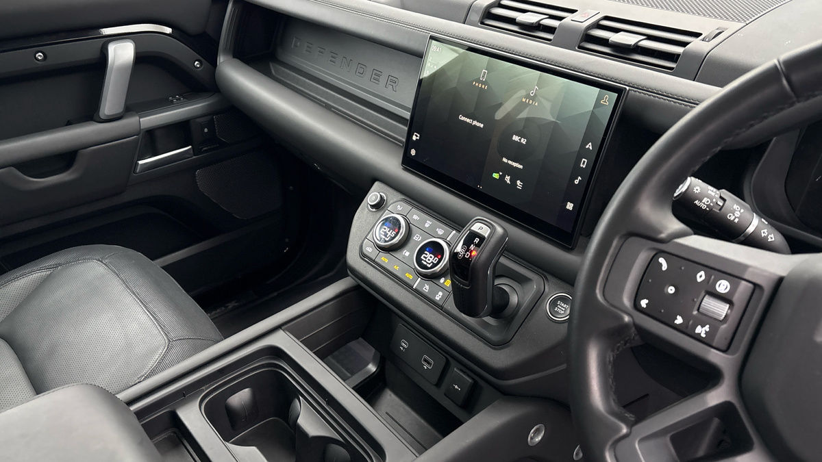 Land Rover Defender 110 Image 18
