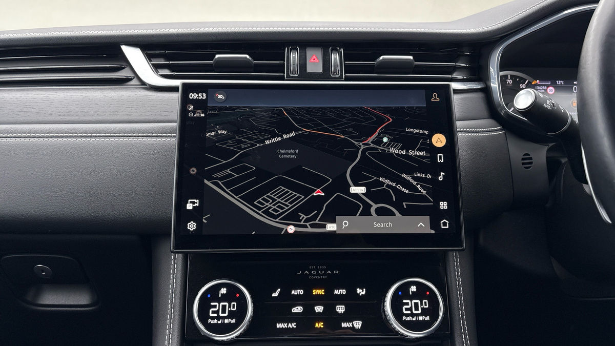 Jaguar F-PACE Image 17