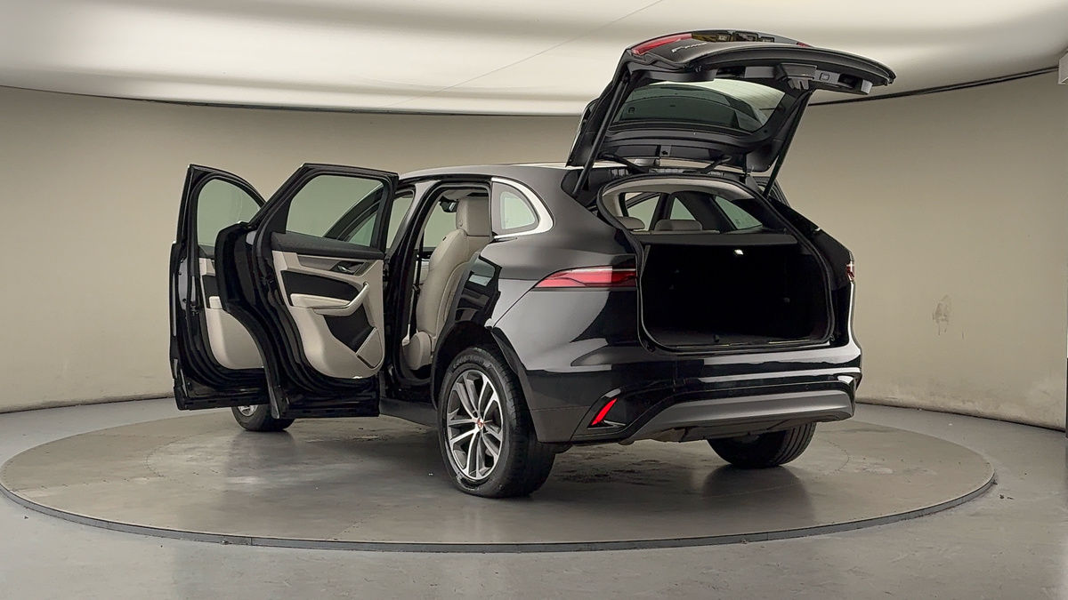 Jaguar F-PACE Image 23