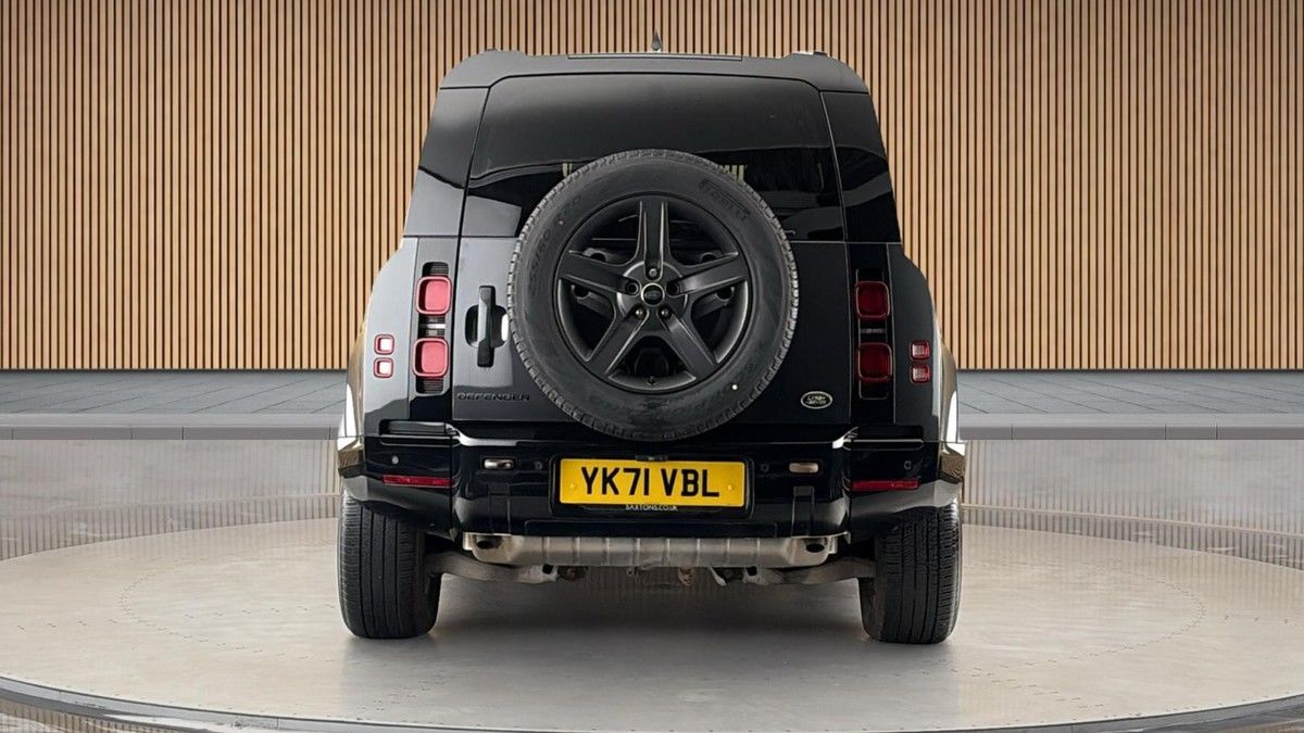 Land Rover Defender 110 Image 4