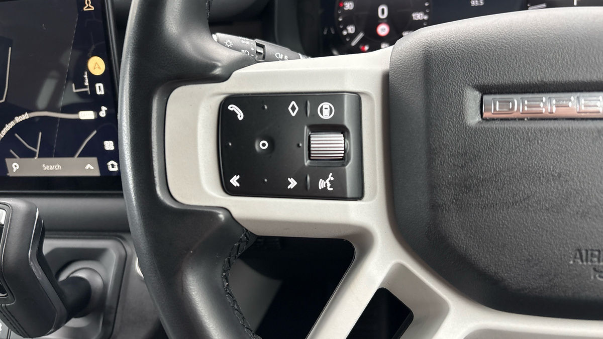 Land Rover Defender 110 Image 13