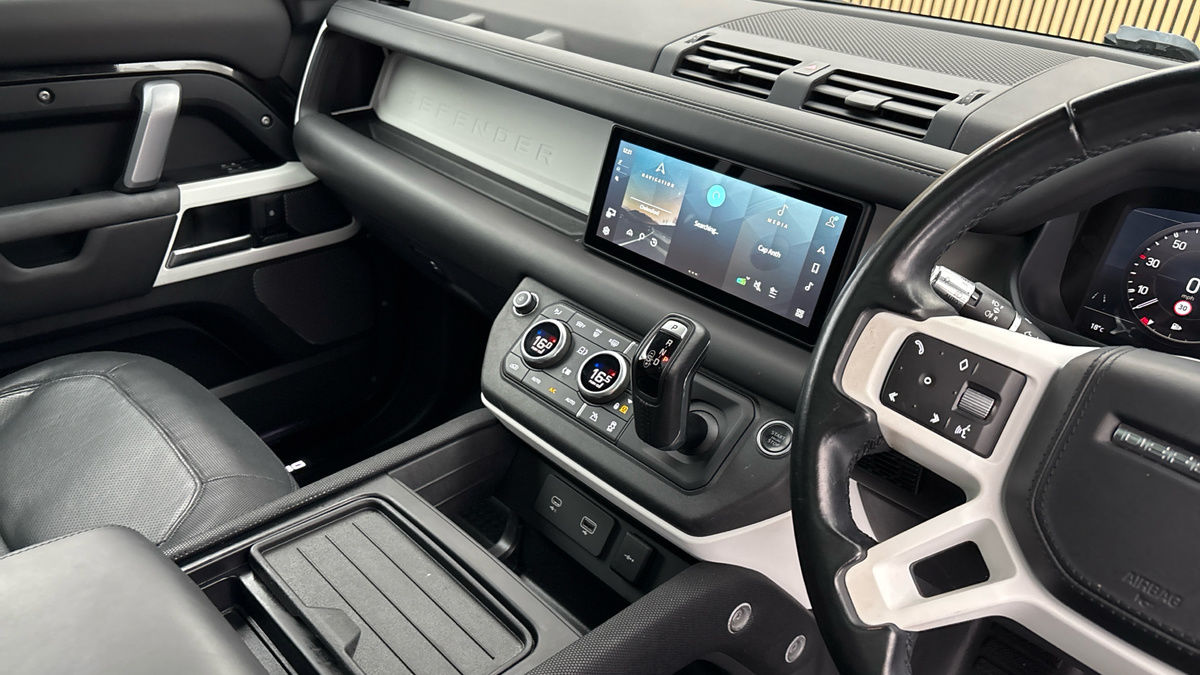 Land Rover Defender 110 Image 18