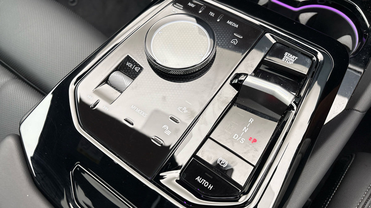 BMW 5 Series Image 25
