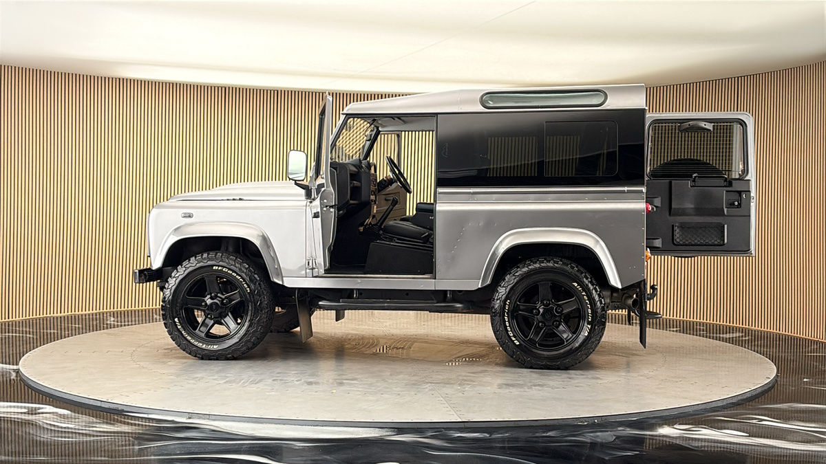 More views of Land Rover Defender 90
