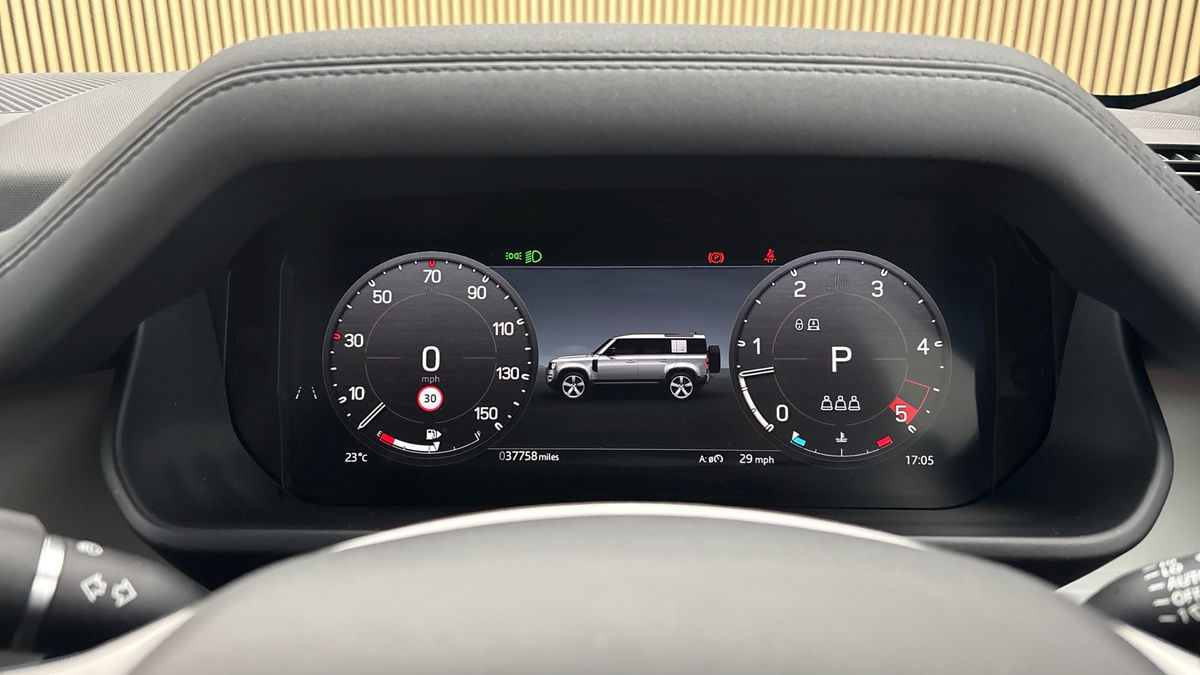 Land Rover Defender 110 Image 31