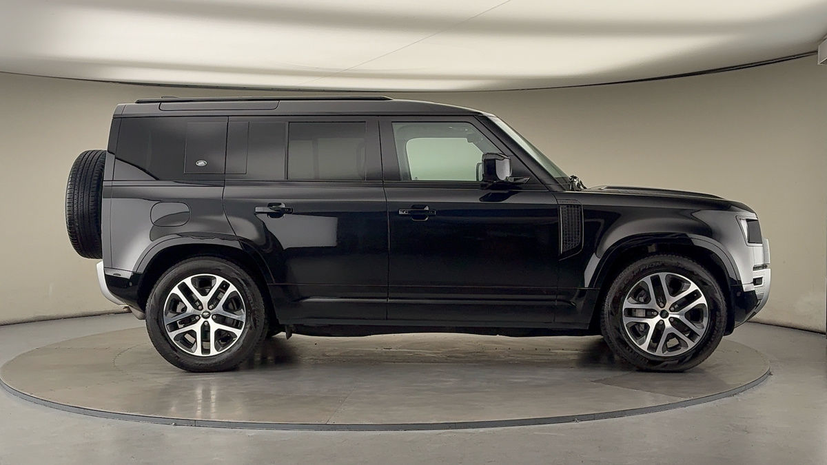 Land Rover Defender 110 Image 16