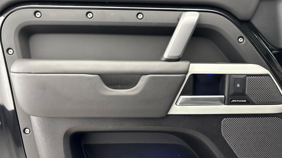 Land Rover Defender 110 Urban Image 19