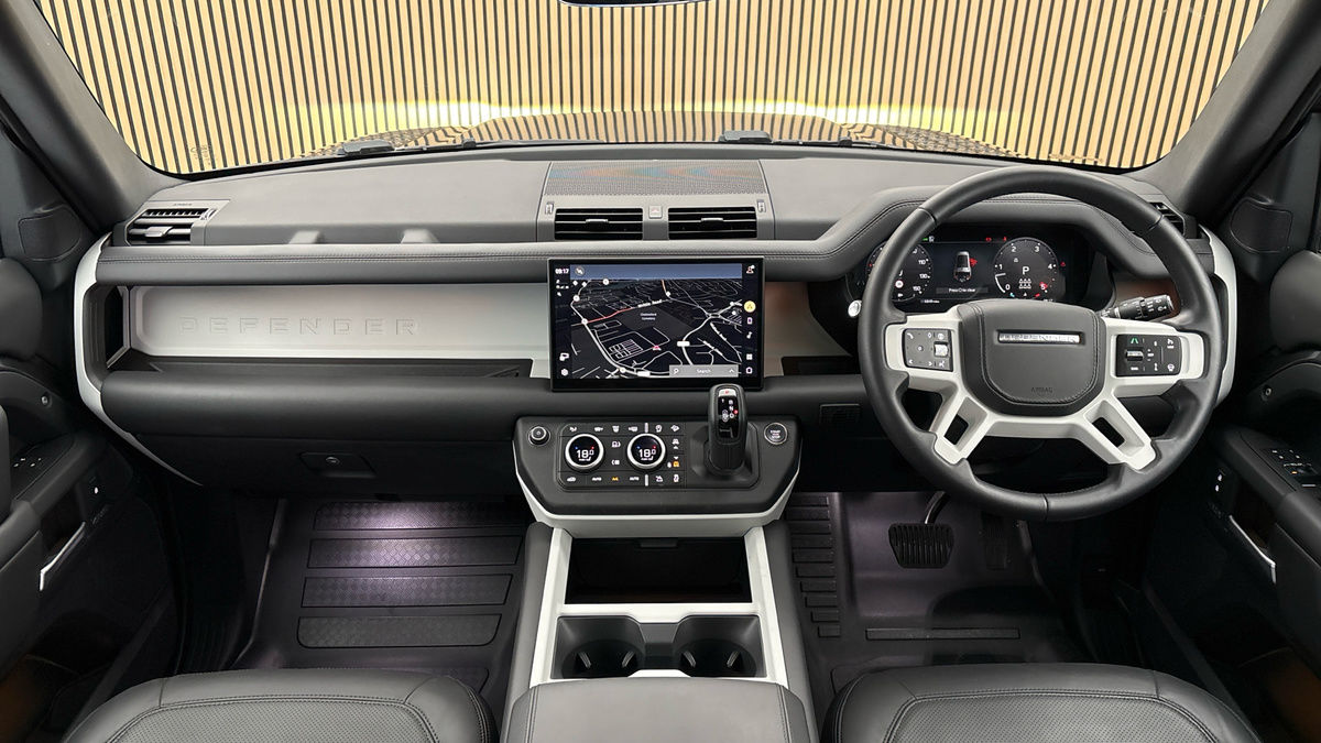 Land Rover Defender 130 Image 12