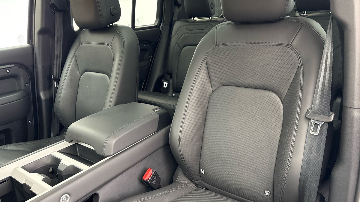 Land Rover Defender 130 Image 7