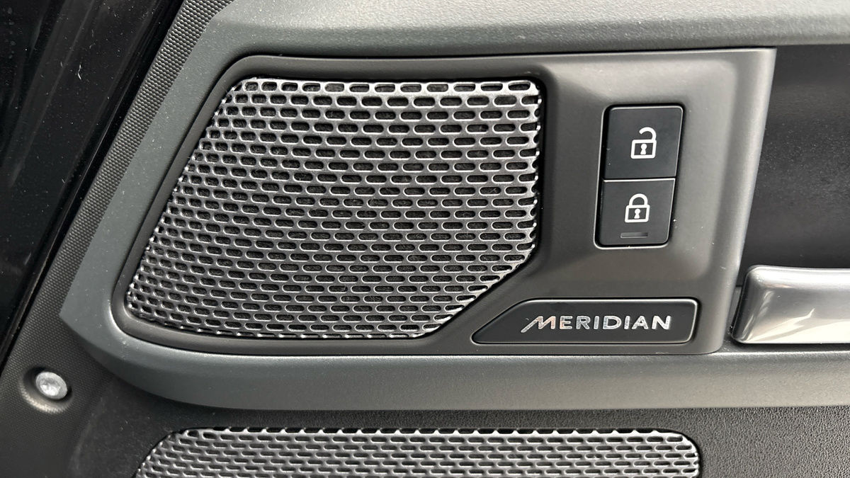 Land Rover Defender 110 Image 27